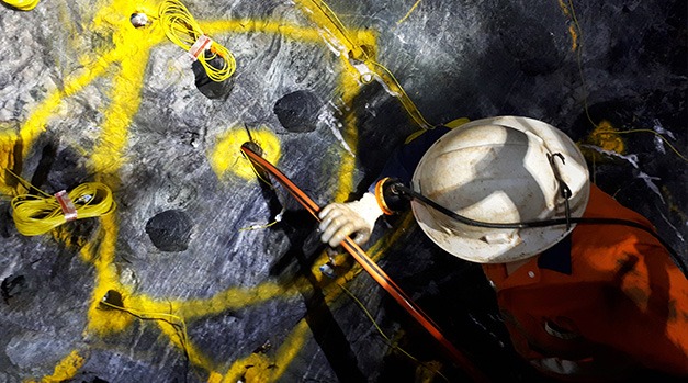 Underground blasting drill cut design